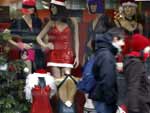 Em Paris, at vitrine de sex-shop esteve decorada com motivos natalinos na quarta-feira, 22 de dezembro