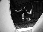O fotgrafo Tiago Pavan acompanha os skatistas da cidade e registra o radicalismo das manobras em suas fotos