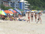Turistas aproveitam a sexta-feira na praia de Palmas, em Governador Celso Ramos, no Litoral catarinense