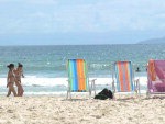 Turistas aproveitam a sexta-feira na praia de Palmas, em Governador Celso Ramos, no Litoral catarinense