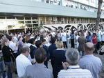 No Hospital Universit�rio de Santa Maria (Husm), m�dicos, funcion�rios e familiares de pacientes se reuniram para a homenagem em frente � institui��o