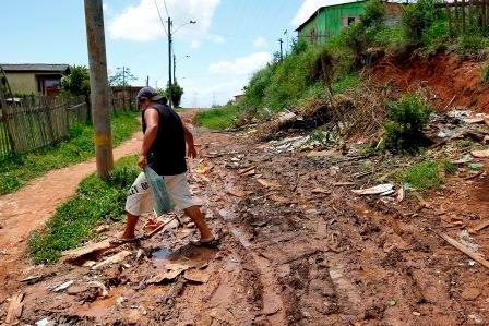 Moradores de Porto Alegre, Viamão e Alvorada relatam como é conviver com a  buraqueira