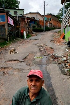 Moradores de Porto Alegre, Viamão e Alvorada relatam como é conviver com a  buraqueira